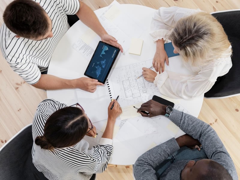 What are the benefits of having a product launch communication plan